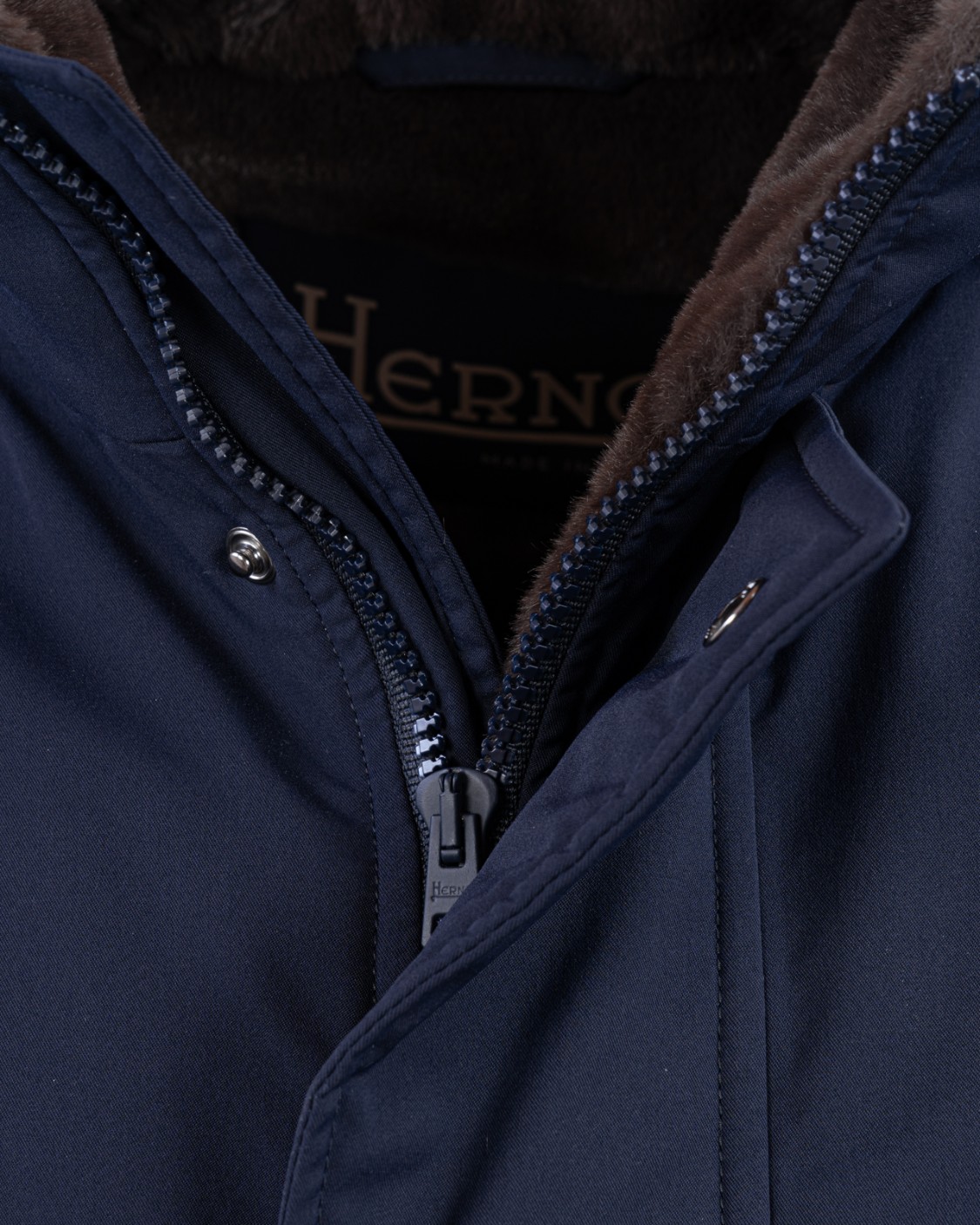 shop HERNO  Giaccone: Herno giaccone.
Multitasche.
Vestibilità regolare.
Chiusura con zip con doppio cursore e antivento con automatici nascosti.
Composizione: 100% Poliestere
Fabbricato in Armenia.. FI000085U 12343-9288BLU/MARRONE number 3398209